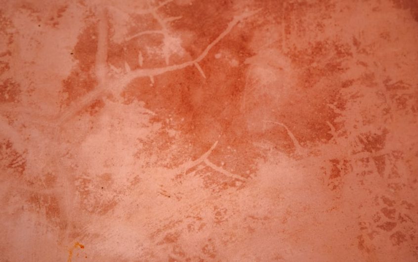 Meble i dodatki z terakoty, które chłodzą i nawilżają mieszkanie – pasywna regulacja mikroklimatu bez prądu