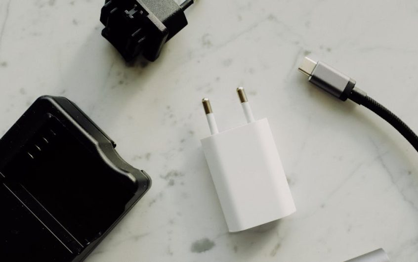 Domowa magistrala DC – szynoprzewody USB-C PD w listwach i meblach zamiast setek zasilaczy