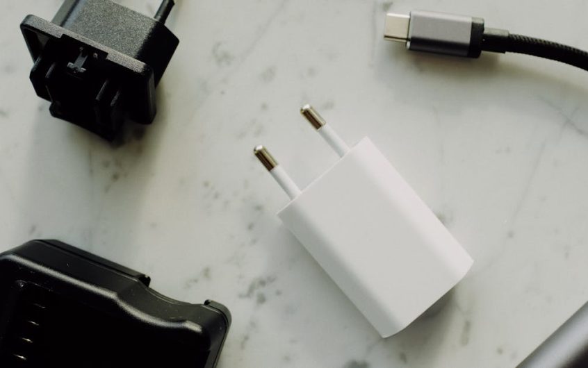 Listwa przypodłogowa 48 V z magnetycznym busbarem – modułowa energia i dodatki, które zmieniają aranżację wnętrz