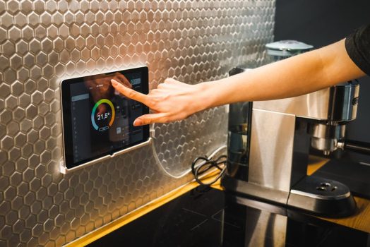 Pasywne chłodzenie i grzanie bez klimatyzacji – ukryte panele i meble z PCM w mieszkaniu