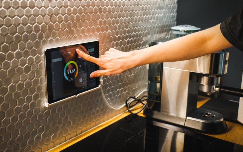 Pasywne chłodzenie i grzanie bez klimatyzacji – ukryte panele i meble z PCM w mieszkaniu