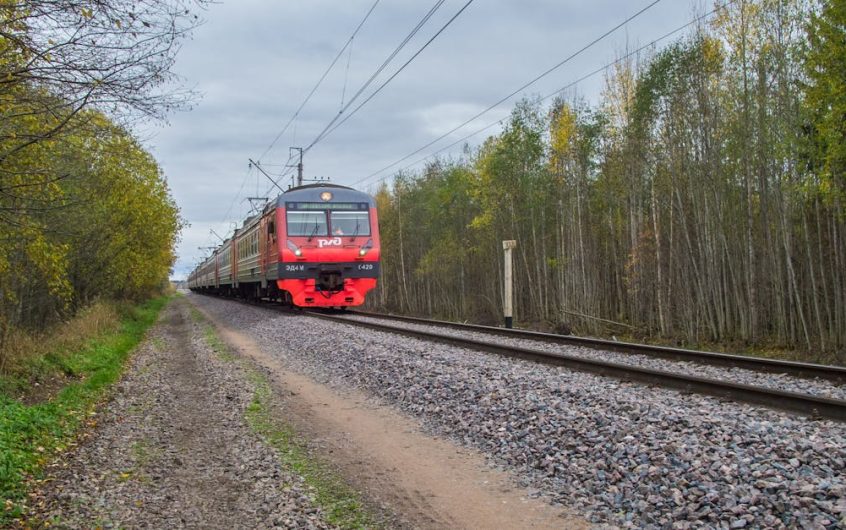 Szynoprzewód 24 V DC na ścianie – modułowe meble, światło i zasilanie click-in dla każdego pomieszczenia