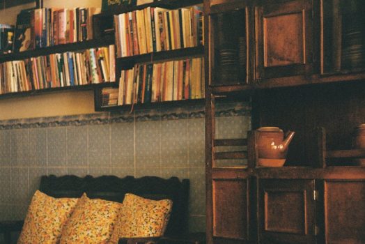 Gliniane meblo-ściany z kapilarną matą: akustyka, ogrzewanie i chłodzenie w jednym elemencie