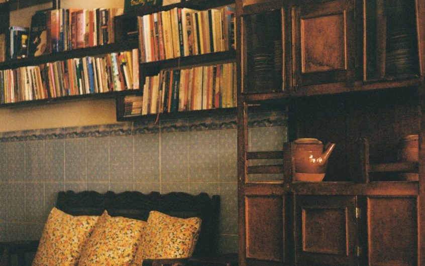 Gliniane meblo-ściany z kapilarną matą: akustyka, ogrzewanie i chłodzenie w jednym elemencie