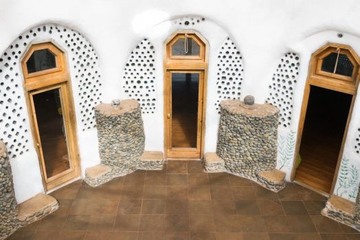 Regał Trombe – półkowa ściana solarna, która grzeje salon i oczyszcza powietrze