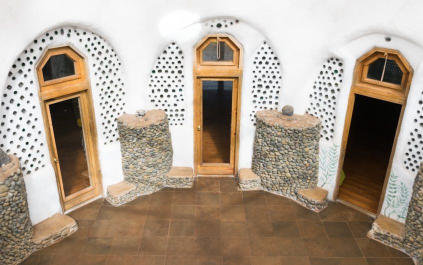 Regał Trombe – półkowa ściana solarna, która grzeje salon i oczyszcza powietrze